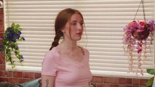Рыжая красотка Lola Grant раздвигает ноги для дикого анального долбежки