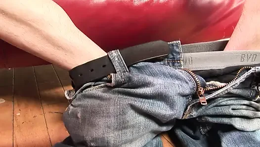 Красивая татуированная крошка-блондинка наслаждается скачкой ее киски на диване