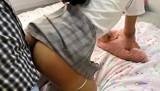 Boşalmamaya çalış! Gerçek hatun dersi geçmek için matematik öğretmenine kalçalarını veriyor