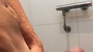 Cumming en público ducha