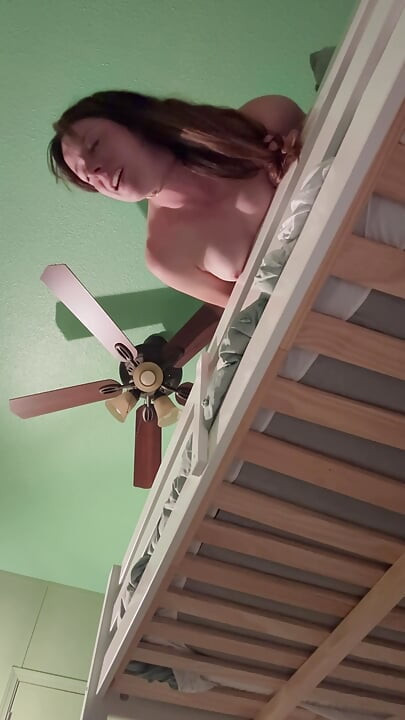 Ruming med din styvsyst blir sexuell .. Det är därför våningssängar alltid är en bra idé!