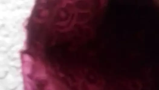 Eşinin kırmızı sutyen geliyor