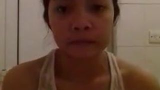 Sheraine pornostar filippina si lava la faccia dopo le riprese in cam