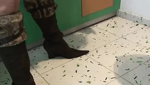 Köle, MILF Orospu Idrarını Ve Ayaklarını Yalar