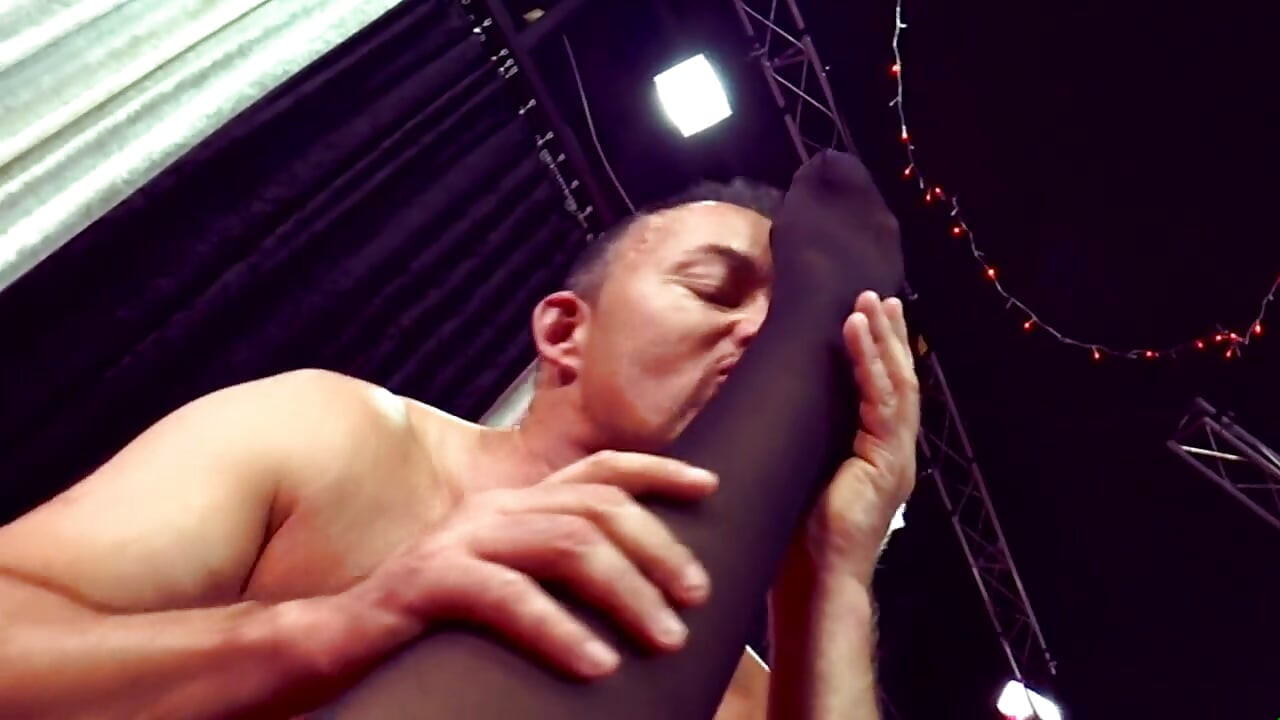 Güzel seksi sarışın amcığını yalatıyor