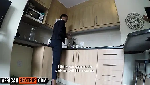 Enge schwarze schätzchen-muschi wetterte hart, nachdem sie an einem fremden großen schwanz würgt hatte