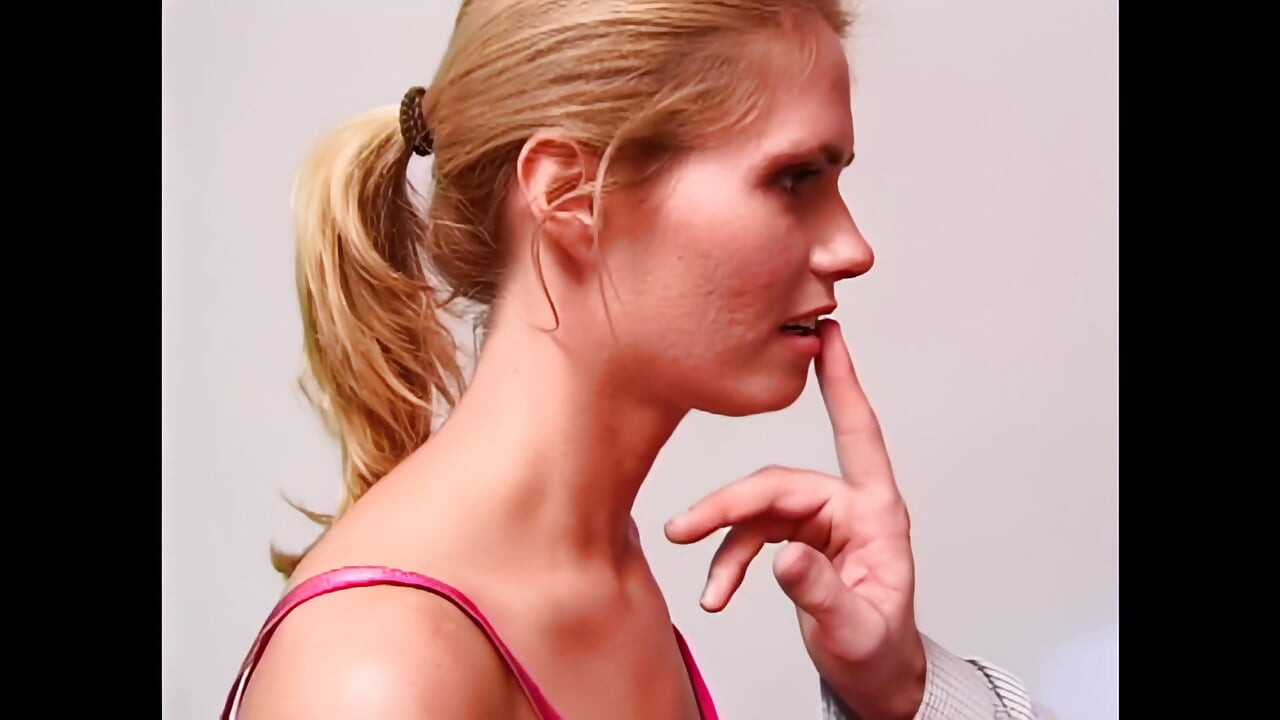 Mckayla: Scopami Forte E Sborra Sulle Mie Piccole Tettine