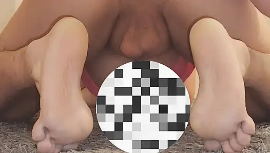 Шлюшку трахает огромный дилдо и ее госпожа.