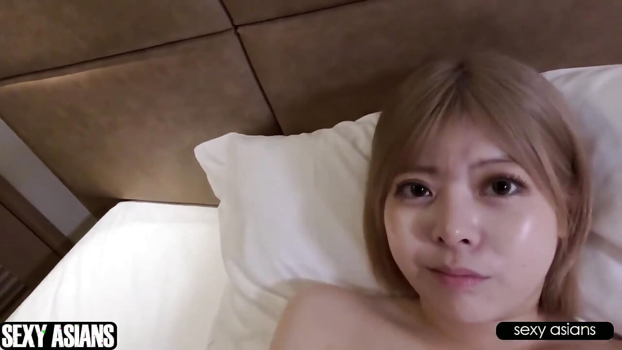 美しいアパレルショップの店員が、激しく忘れがたいプライベートな出会いで彼女の秘密の情熱を明かす