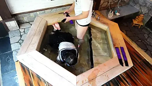 Tropfende Uniform, in einer Badewanne gefesselt und Unterricht außerhalb des Campus unterrichtet