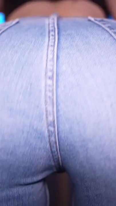 Joi jeans sentando na cara e gozando em contagem regressiva em primeiro plano | Clipe 1