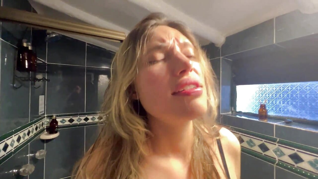 Ik heb twee keer seksuele ontmoetingen gehad met mijn baas in het hoteltoilet, zij is lesbisch