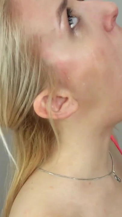 Detik menawan dari "remaja blonde sebenar selamba tekak mendalam oleh batang besar dalam blowjob sahaja"