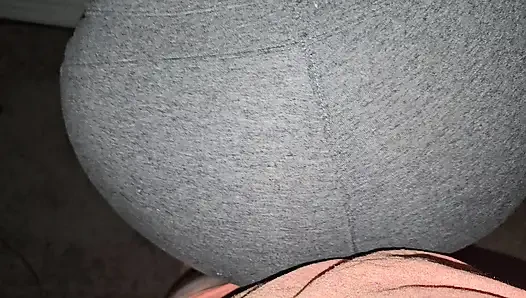 Ich lutsche ihn ab, dann dreht er mich um und hämmert meinen dicken arsch