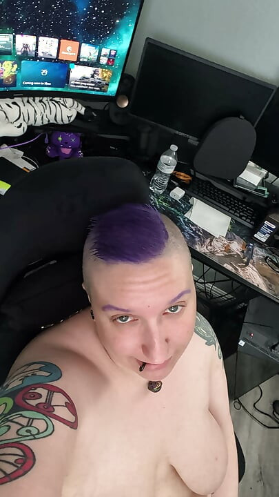 Vídeo selfie de um ftm nu pela casa