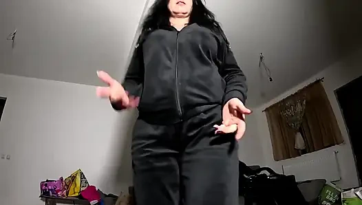 Соблазнение спортивным костюмом Velvet - курение, большие сиськи и засвет черных стрингов