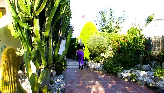 Amcık yağlanıyor ve sonra arkadan sikiliyor