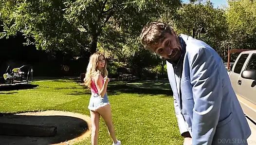 Devils filmi - genç güzel Carolina Sweets büyük yaşlı bir yarakla sikiliyor