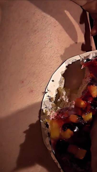 Sperm atıştırması - doyumsuz orta yaşlı seksi kadın meyvelere ve çikolataya boşalma yiyor | Klip 1