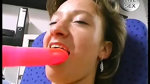 Pelacur dewasa rambut cokelat nyepong kontol setelah memeknya dientot pakai dildo