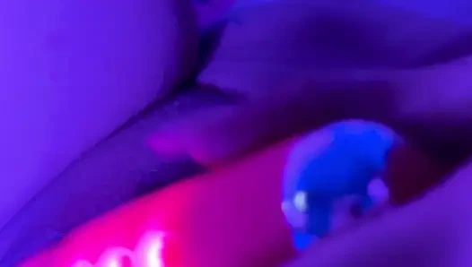 Извращенная студентка трахает свою киску, думая о своем отчиме