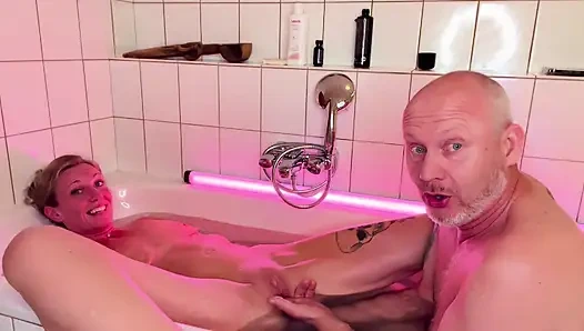 Trio-faustfick Mit Blonder MILF, Heißer Latina Und Altem Typen