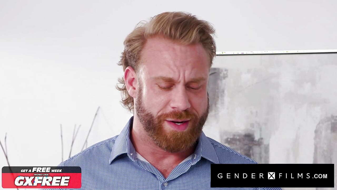 GENDERX FILMS - A lição de golfe privada da chefe trans sexy Eva Maxim termina em foda hardcore no escritório