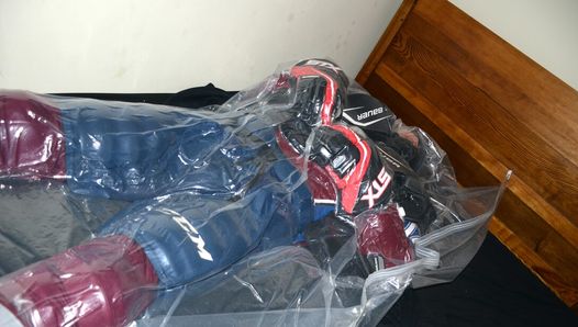 Nov 30 2023 - Invincible One se fait vacpacker avec moi dans du matériel de hockey, dans son sac de hockey et dans le sac double couche dans son équipement de sport