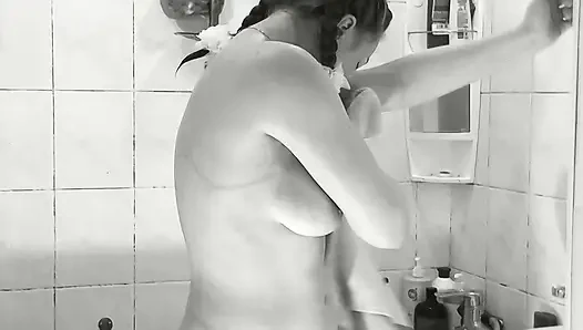 Fkk zu hause, fkk. Erwachsene nachbarin rasiert sich im badezimmer, während jungfräuliches nacktes mädchen duscht. Alt und jung. Natürliche titten arsch milf
