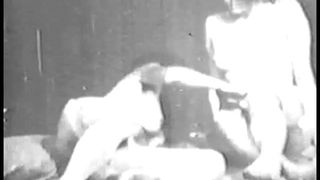 Dos chicas cachondas se follan a un tipo con suerte y lamen el coño en un clip viejo y granulado