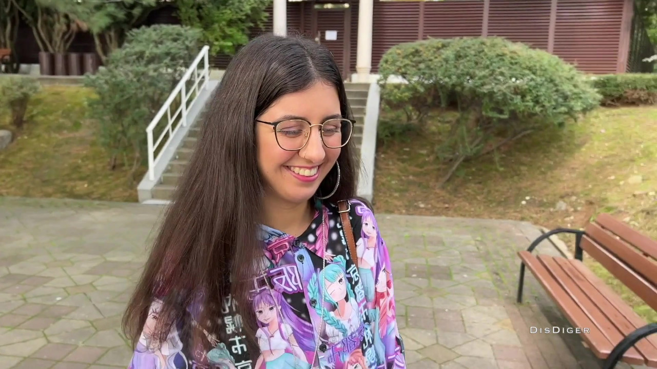 在街上捡到一个美眉，操了她，还戴上了她的眼镜