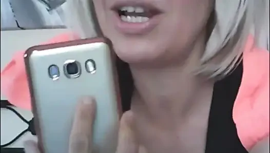 Aku bersumpah dengan temanku Nicoletta Embassi, menunjukkan payudaraku dan benar-benar berbicara vulgar. Kami adalah dua teman nakal