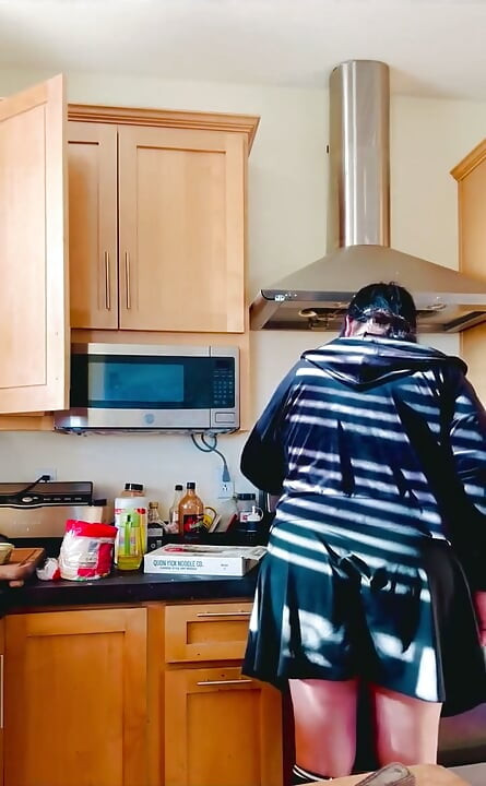 toples trans bimbo chodne laayak mammi chau mein banaati hai