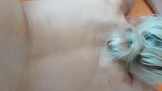 Selena banyoda poz ve yatakta seks yapıyor