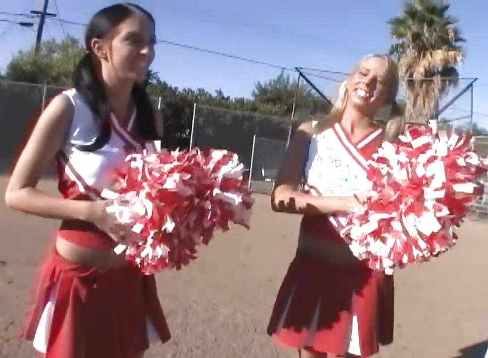 饥渴的啦啦队长三人行：舔指和三孔鸡巴敲打