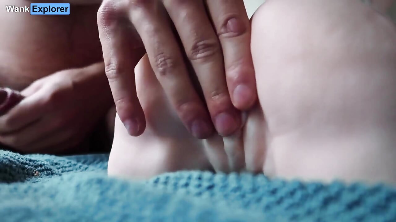 Babacık seni parmaklıyor ve boşalmanı istiyor! Edepsizce konuşuyor ve inliyor