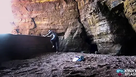 Glänzender Gummi-neoprenanzug necken in privater Höhle