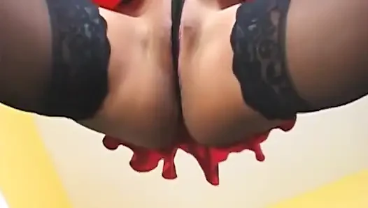 Olgun esmer orta yaşlı seksi kadın vahşi seansta sert yarağa biniyor