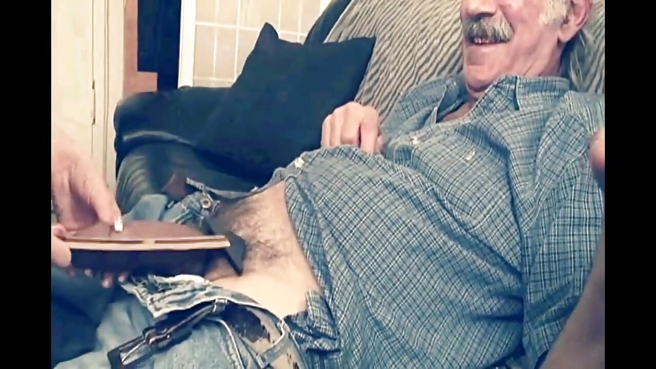 Büyük yaraklı yaşlı adam ateşli genç fahişeyi sikiyor