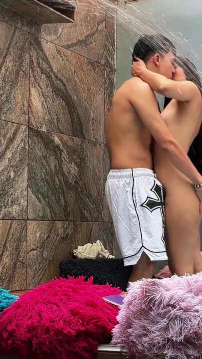Sessão de fotos com minha linda namorada colombiana na piscina ... Acabamos fodendo e ele me pediu gozada ... | Clipe 1