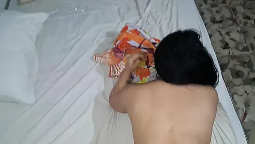 Tetangga saya seksi dan ingin saya meniduri pantatnya yang besar