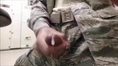 Soldado cachondo se masturba y se corre en el trabajo