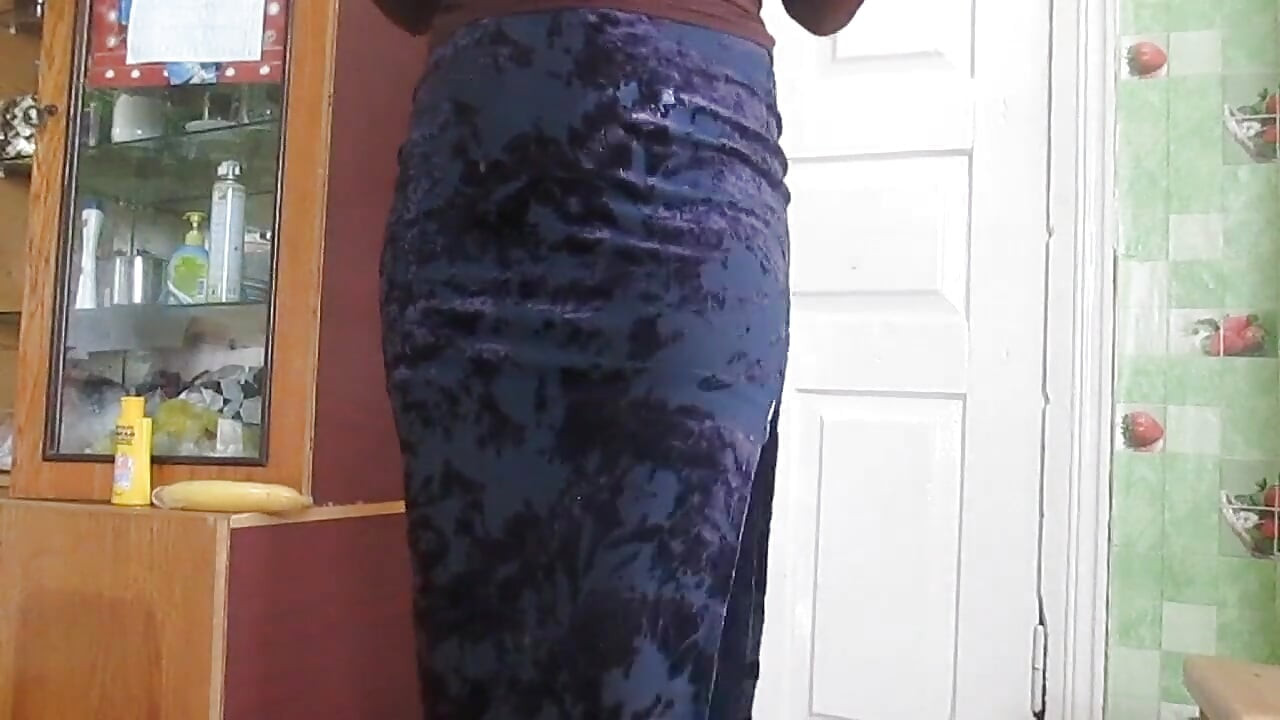 สาวร่านเย็ดตัวเองด้วยนิ้วและกล้วยและพาเธอมาถึงจุดสุดยอด