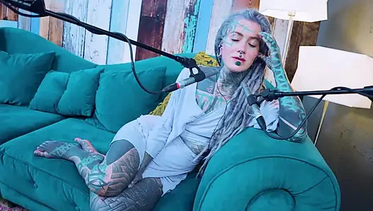 Aku bicara tentang J - Jelousy - ASMR podcast SFW berbicara dengan gadis kurus gothic model bertato rambut gimbal