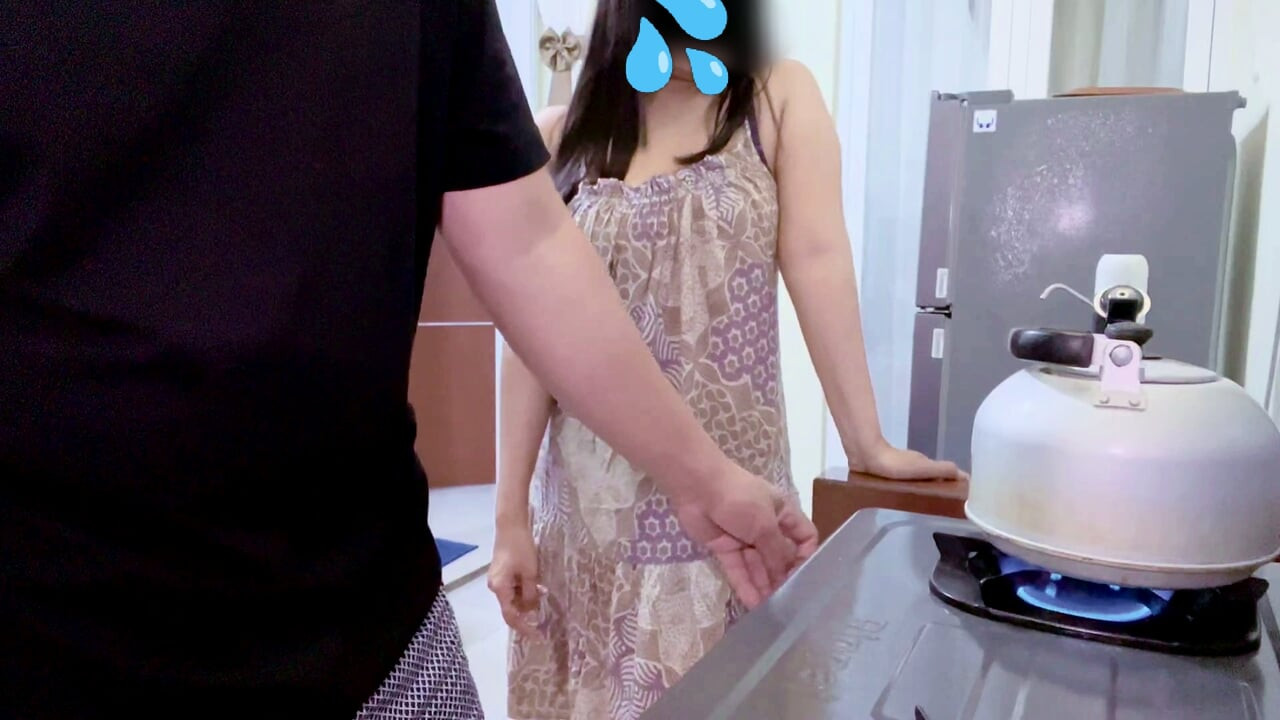 Boardinghouse-frau nähert sich den bewohnern des boarding-hauses in der küche