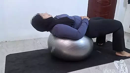 Heißes hijab-mädchen zeigt ihren dicken arsch und bekam spermadusche von Personal Trainer - Minokiiko