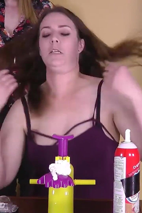 Un joc facial cu striptease, în care fetele fac pe rând cu un buton