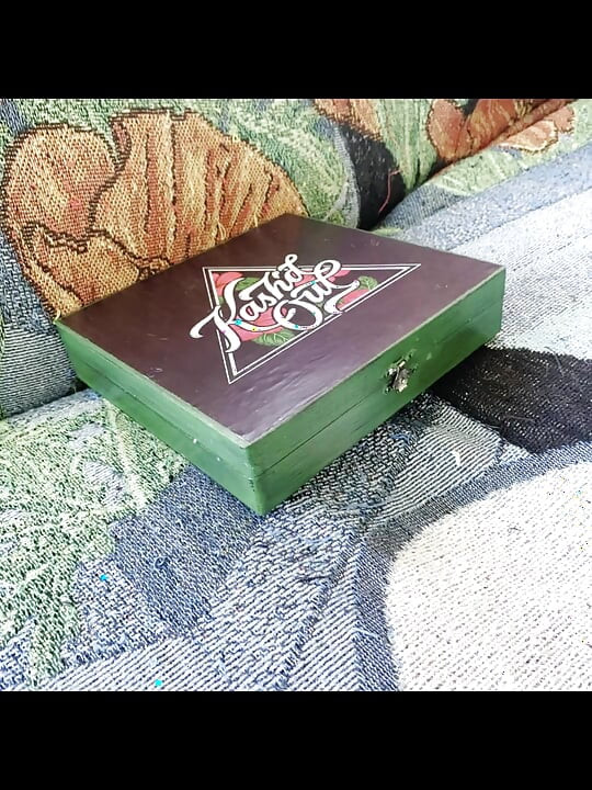 Suzy Wylde Adalah Pencipta Yang Mencipta Barangan Seni & Boleh Digunakan