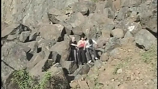 Experimenteller bisexueller dreier machen sich auf eine spermasuche in den bergen