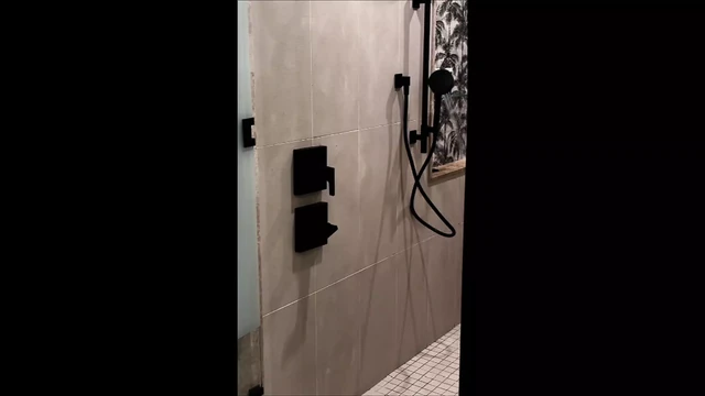 Kitty and the Shower